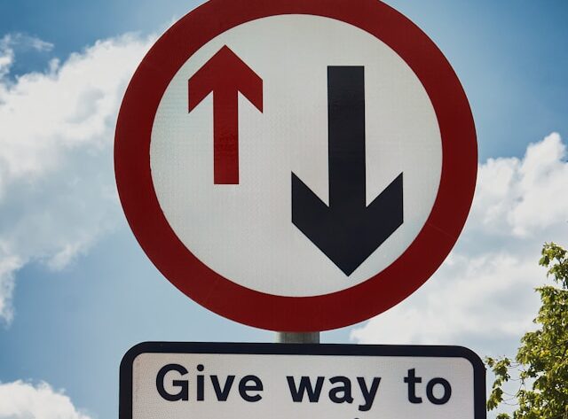 Psychologia decyzji: Dlaczego podejmujemy błędne wybory i jak tego unikać?