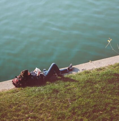 Introwertyzm a poczucie czasu – dlaczego introwertycy żyją wolniej