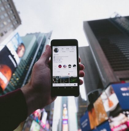 Społeczna widzialność: co dzieje się z psychiką, gdy czujemy się nieustannie obserwowani