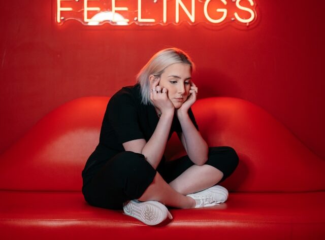 Dlaczego niektórzy ludzie uzależniają się od dramatu? Chemia silnych emocji