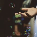 Dlaczego nie potrafimy cieszyć się chwilą obecną? Emocje a ucieczka w przyszłość